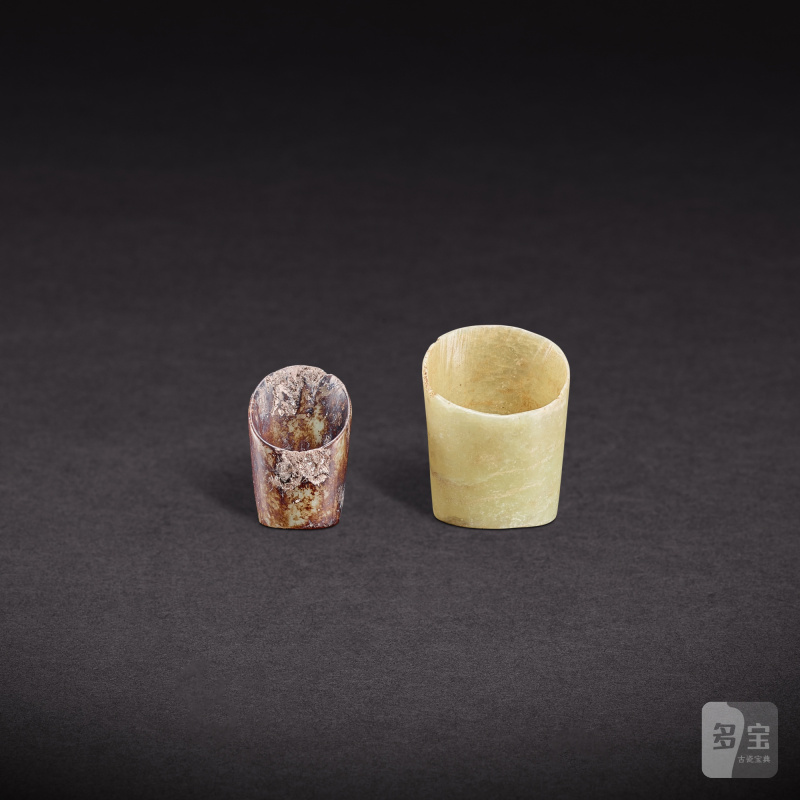Two celadon jade hoof-shaped ornaments, Neolithic period, Hongshan culture | 新石器時代 紅山文化 青玉馬蹄管形器兩件 - 图3
